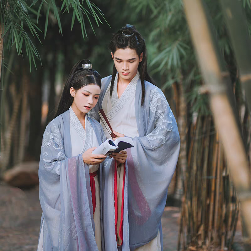 Pakaian pasangan Hanfu dengan keliman lurus, lengan lebar dan kolar silang