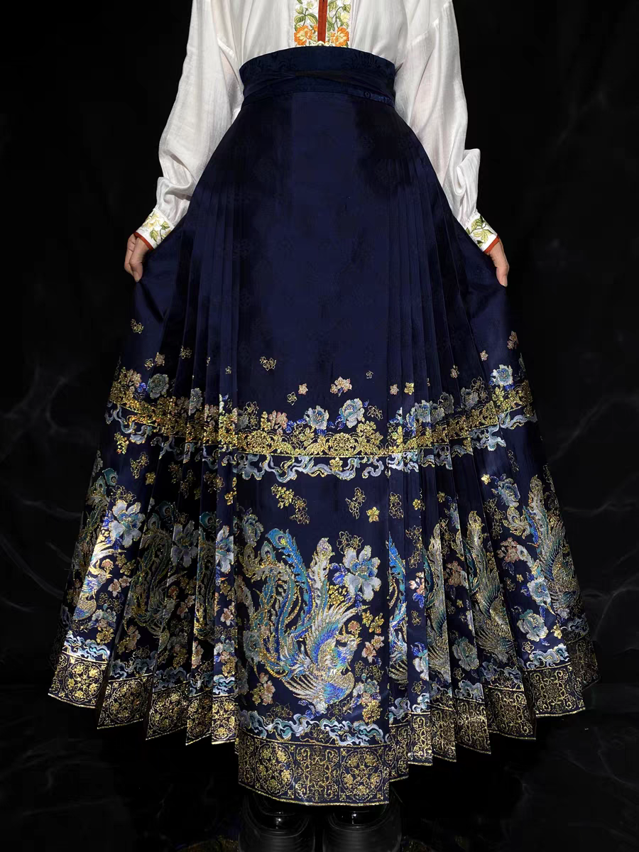 Heavy Embroidery Traditional Hanfu Mamian Skirt – Gold‑Woven Brocade (Single Skirt)