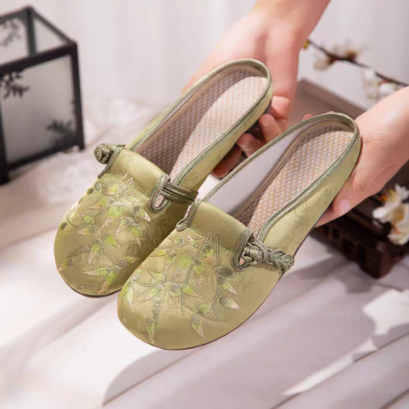 Beijing cloth shoes (a type of traditional Chinese shoe)民族北京布鞋35-40