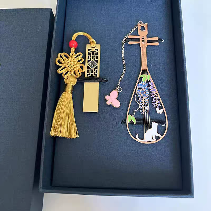 Hadiah bergaya antik dengan penanda buku terukir + USB 32GB