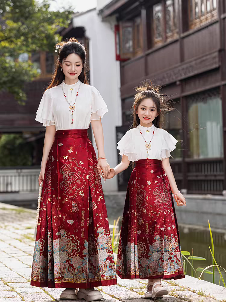Pakaian ibu dan anak perempuan gaya Cina yang sepadan dengan skirt berwajah kuda