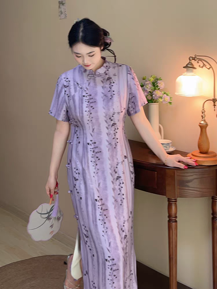 Gaun cheongsam ungu yang cantik untuk wanita bersaiz besar, menyerlah dan mencerahkan, dalam gaya Cina moden. Saiz L-5XL.