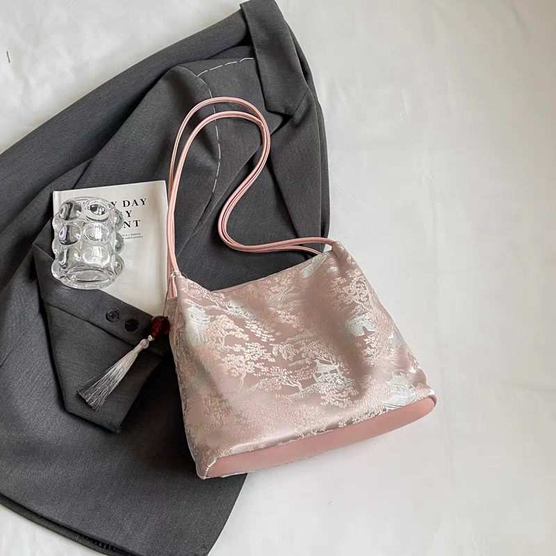 Antique style handbag古风手提包