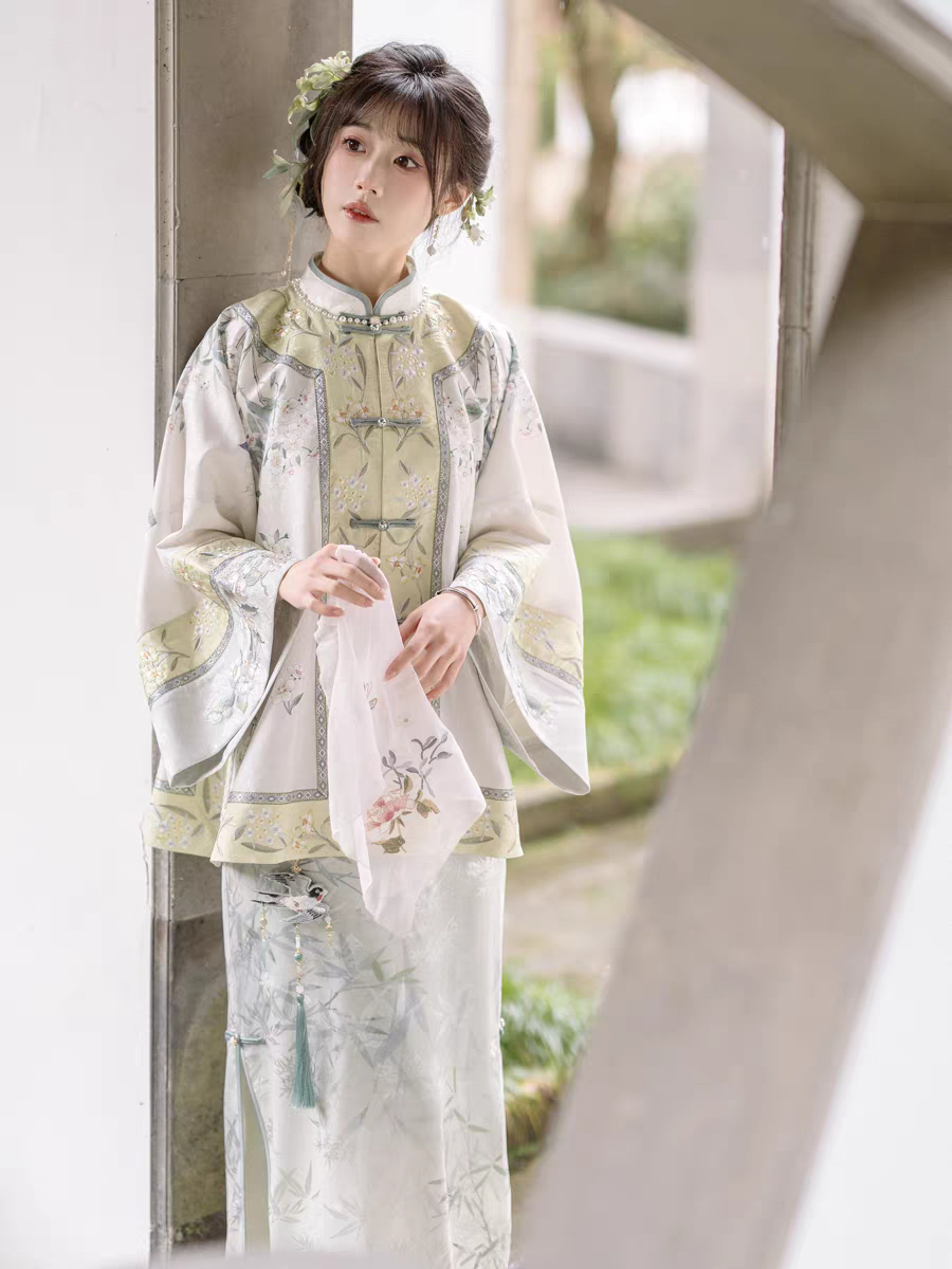 Hanfu Wanita Dinasti Qing – Set lengkap Pakaian Tradisional Cina yang Elegan saiz SL