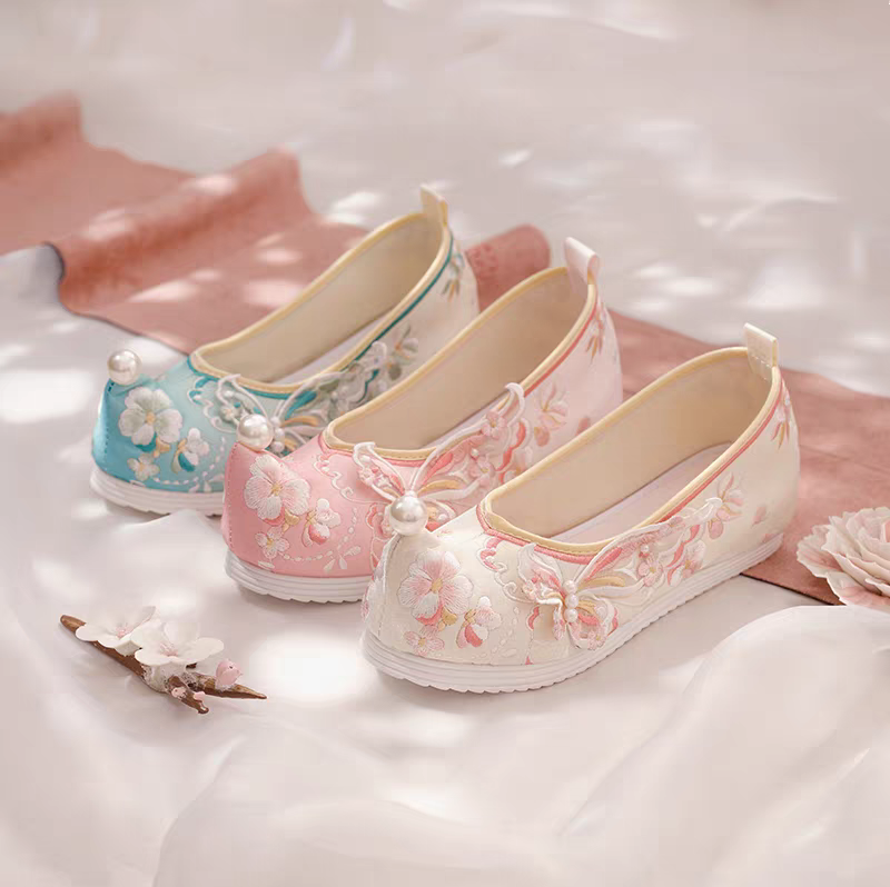 穿越古今的足下风情：最适合搭配汉服的鞋子推荐指南