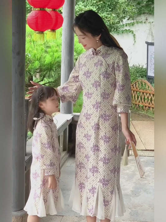 Mother and daughter in cheongsam