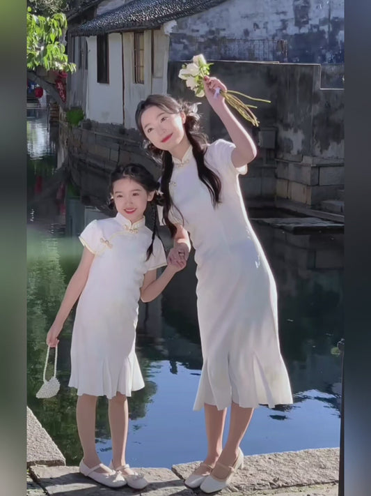 Mother and daughter in cheongsam
