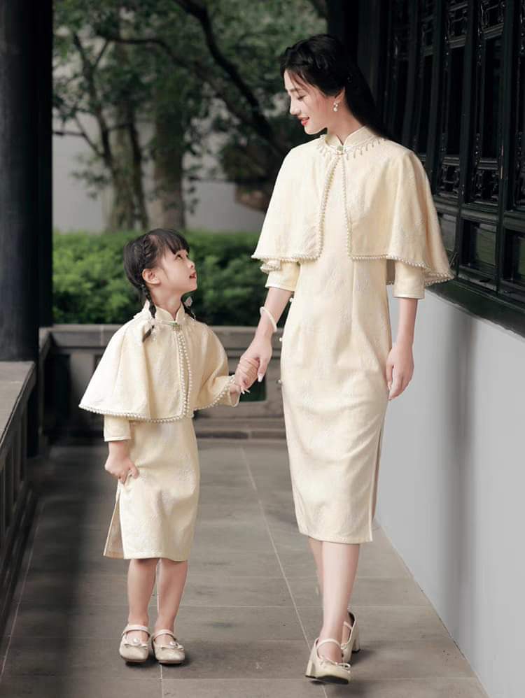 Matching mother-daughter qipao
