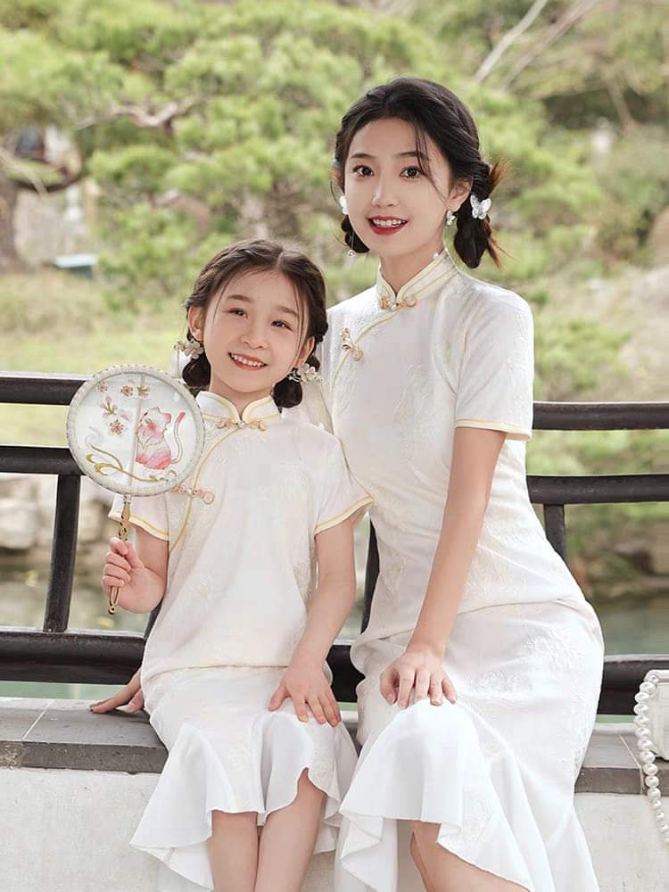 Matching mother-daughter qipao