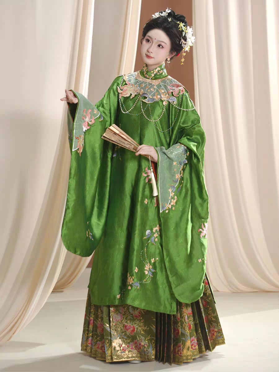 Traditional Ming-Style Hanfu Outfit with a Stand Collar Long Robe and Mamian Skirt(Pre order 45days)