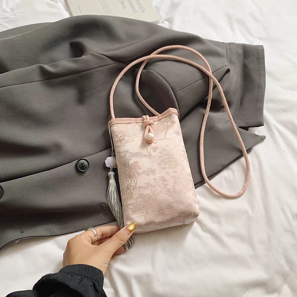 Antique style handbag古风手提包