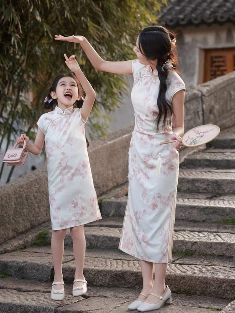 Matching mother-daughter qipao