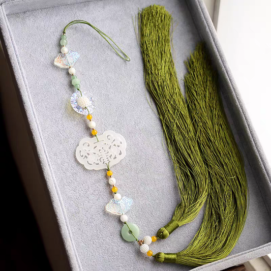 Hanfu accessories are forbidden.