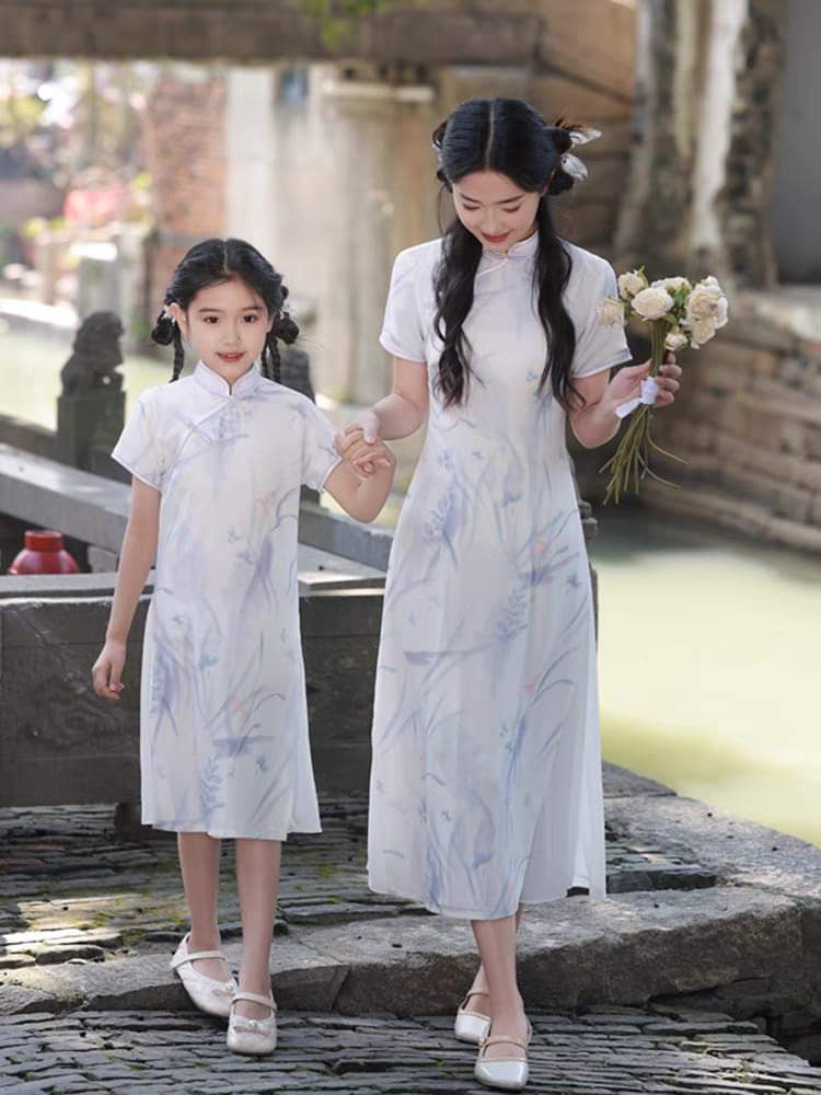 Matching mother-daughter qipao