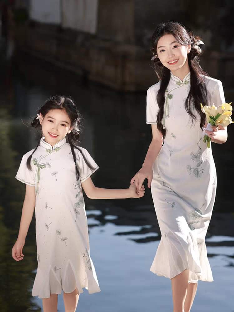 Matching mother-daughter qipao