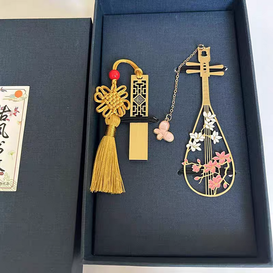 Antique-style gift with engraved bookmark + 32GB USB