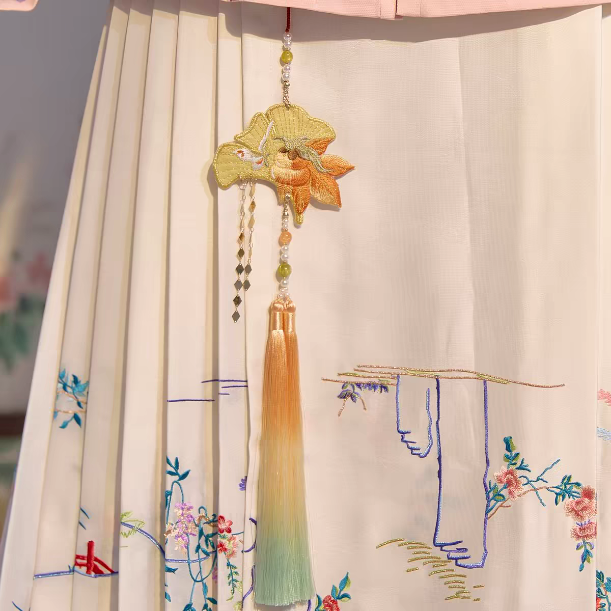 Embroidered Tassel Pendant – Traditional Hanfu Jinbu Waist Ornament, Perfect for Mamianqun & Qipao