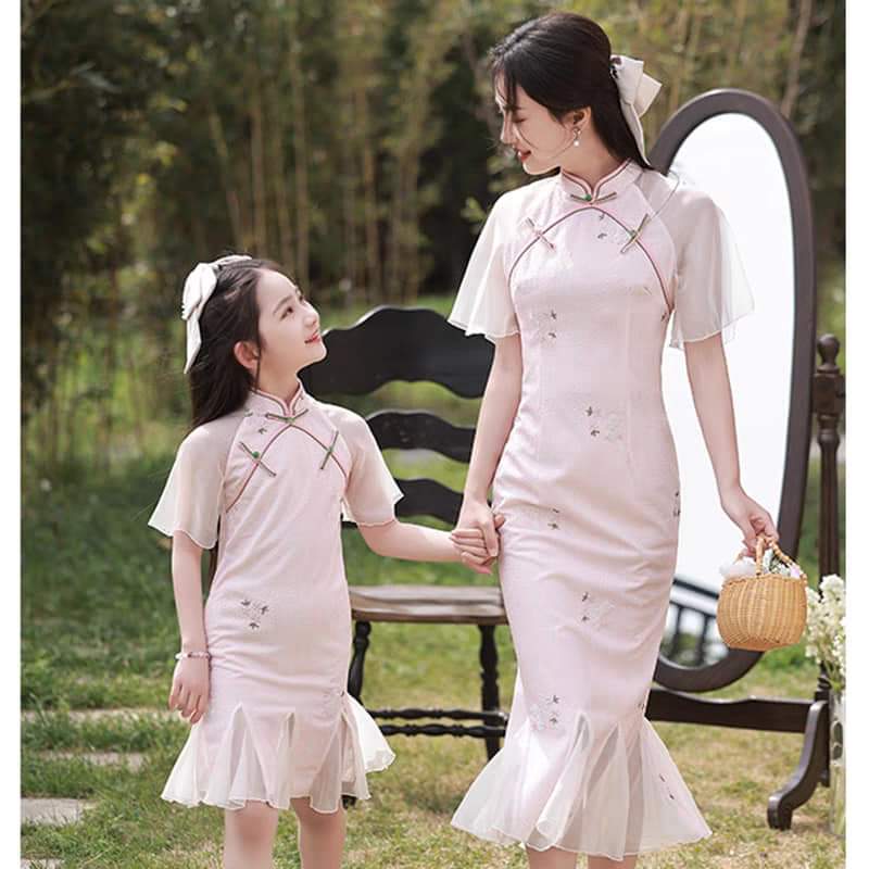Matching mother-daughter qipao