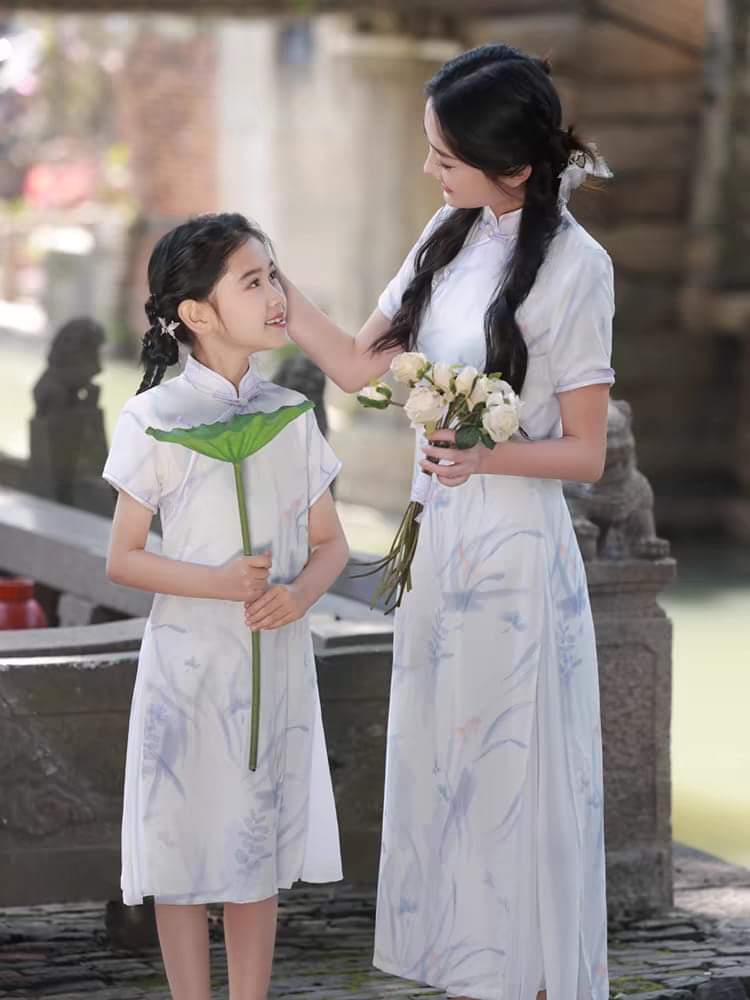 Matching mother-daughter qipao