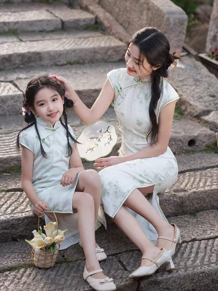Matching mother-daughter qipao