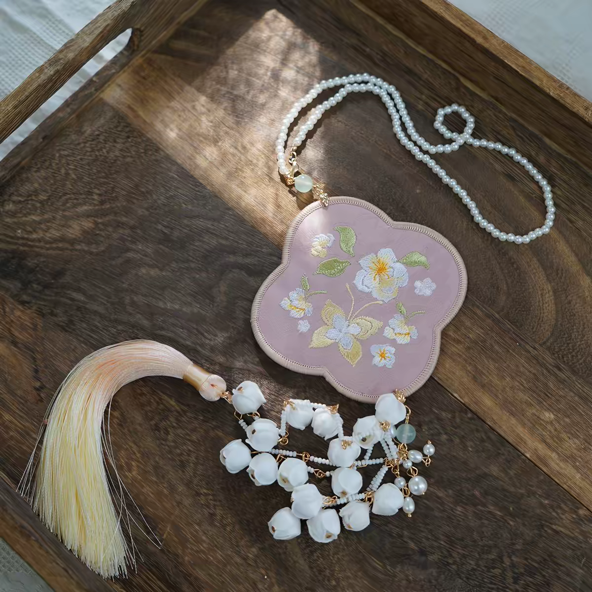 Embroidered Tassel Pendant – Traditional Hanfu Jinbu Waist Ornament, Perfect for Mamianqun & Qipao
