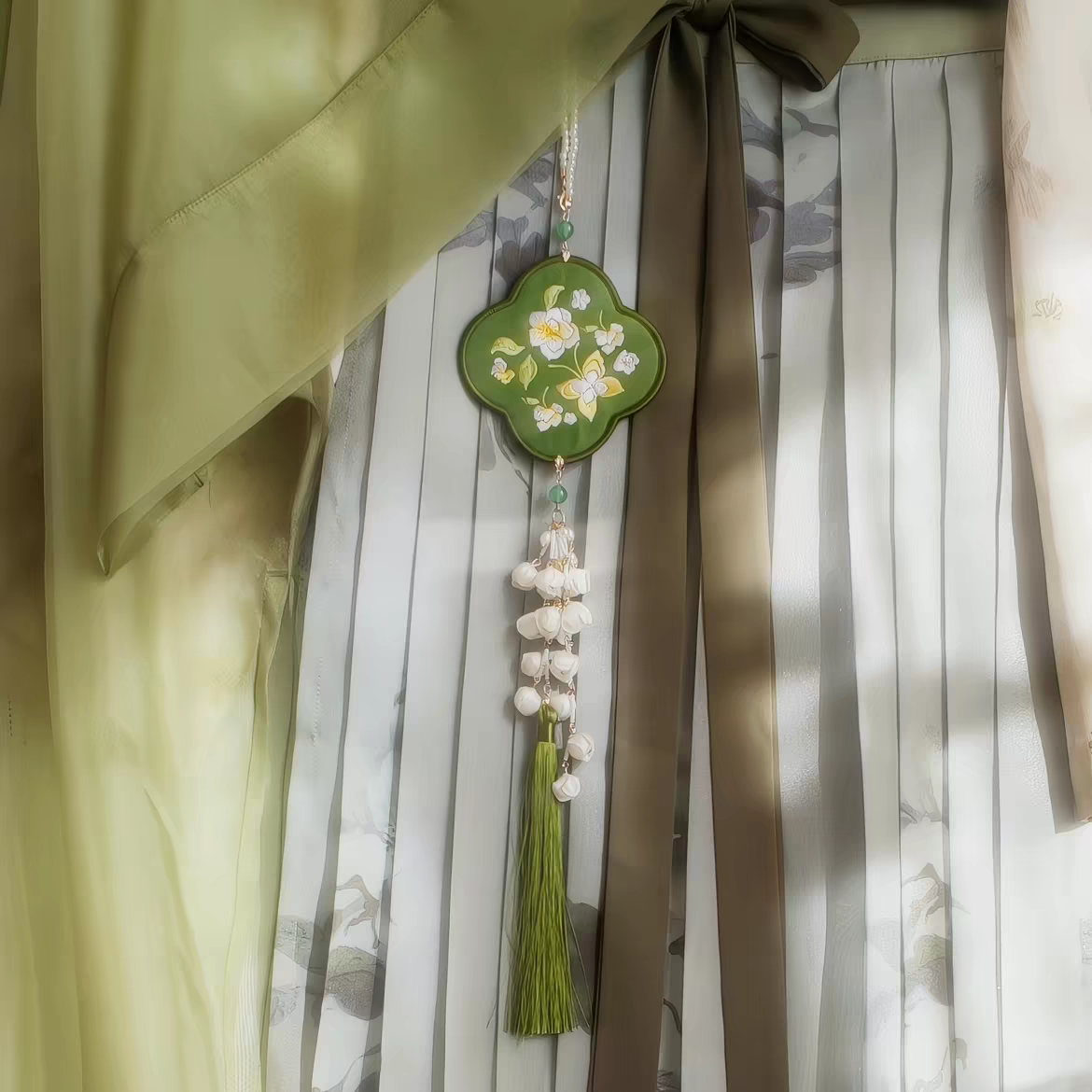 Embroidered Tassel Pendant – Traditional Hanfu Jinbu Waist Ornament, Perfect for Mamianqun & Qipao