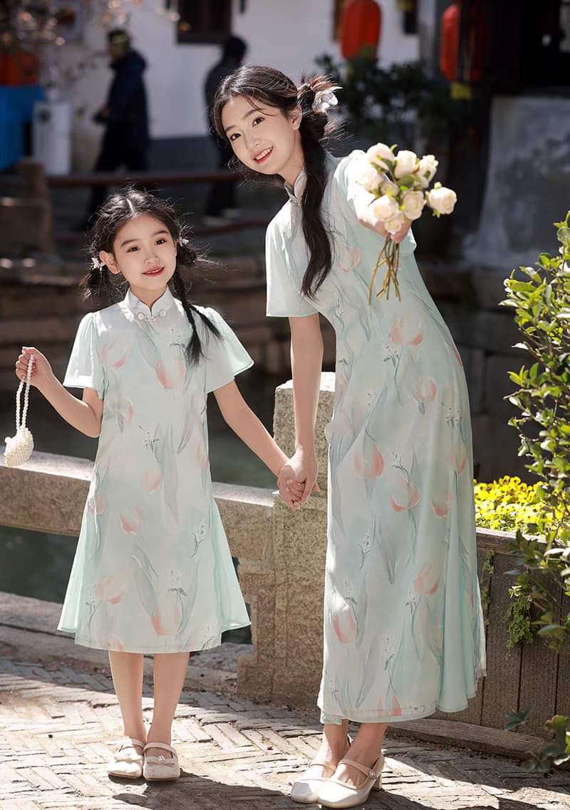 Matching mother-daughter qipao