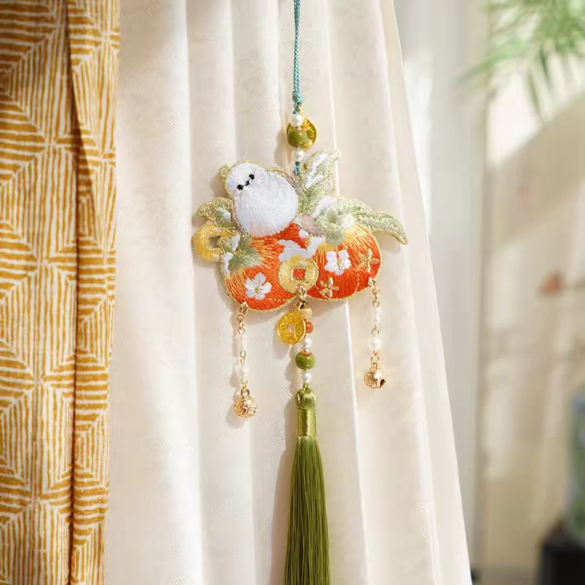 Embroidered Tassel Pendant – Traditional Hanfu Jinbu Waist Ornament, Perfect for Mamianqun & Qipao