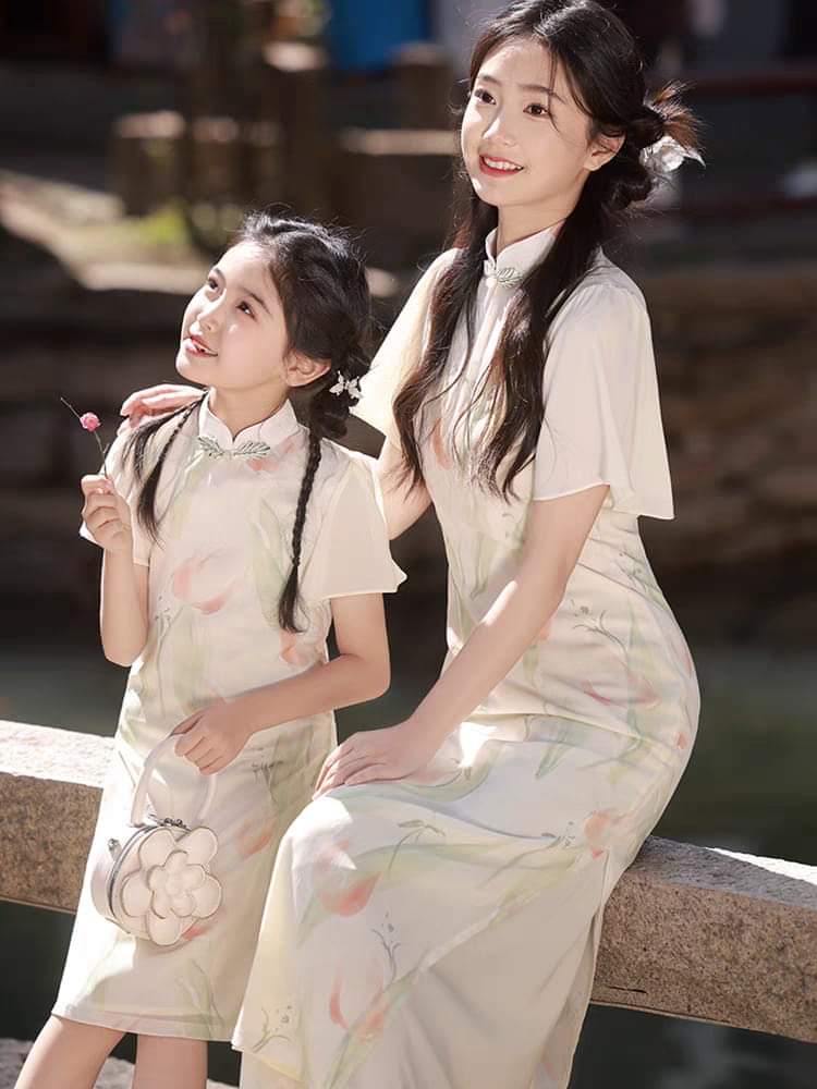 Matching mother-daughter qipao