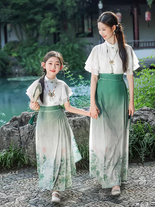 Matching mother-daughter outfits with horse-face skirts
