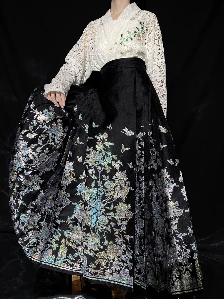 Heavy Embroidery Traditional Hanfu Mamian Skirt – Gold‑Woven Brocade (Single Skirt)