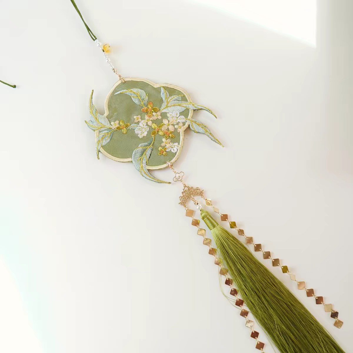 Embroidered Tassel Pendant – Traditional Hanfu Jinbu Waist Ornament, Perfect for Mamianqun & Qipao