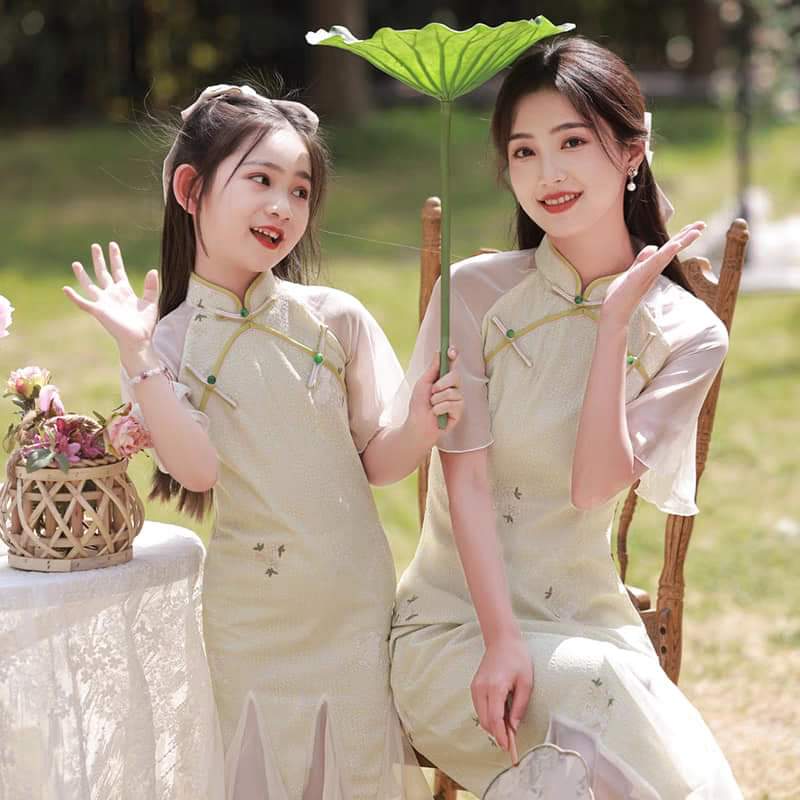 Matching mother-daughter qipao