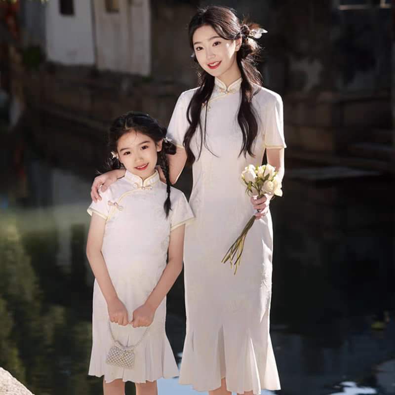 Matching mother-daughter qipao