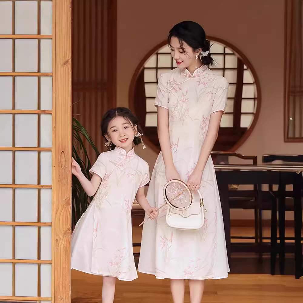 Matching mother-daughter qipao