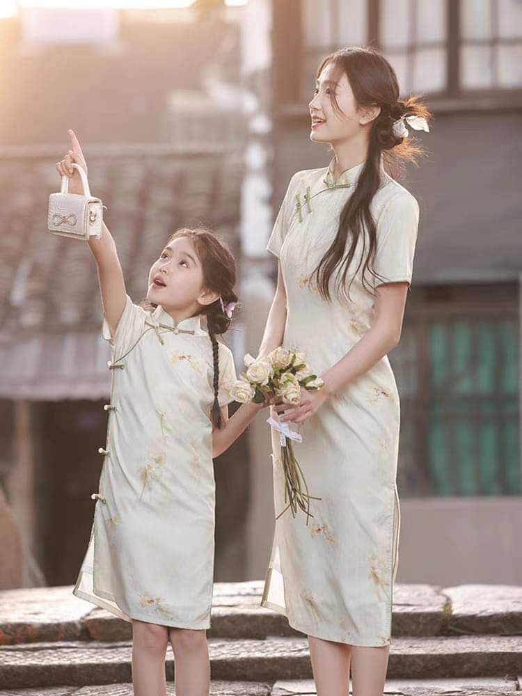 Matching mother-daughter qipao