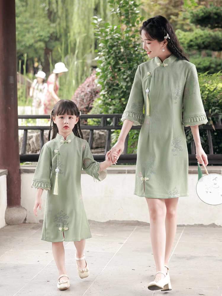 Matching mother-daughter qipao