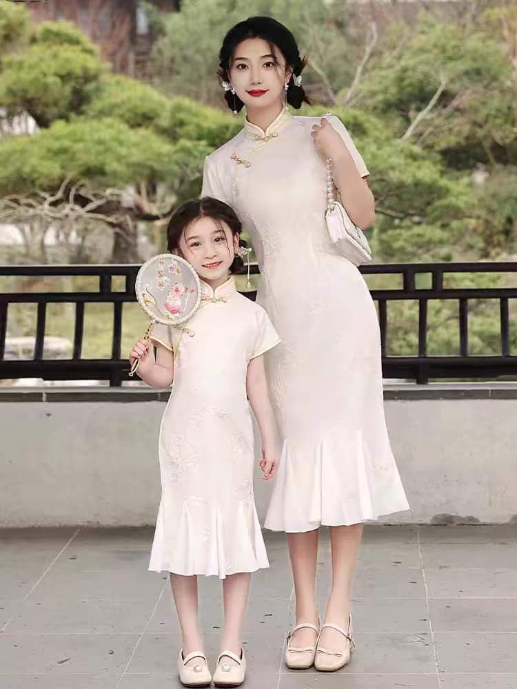 Matching mother-daughter qipao