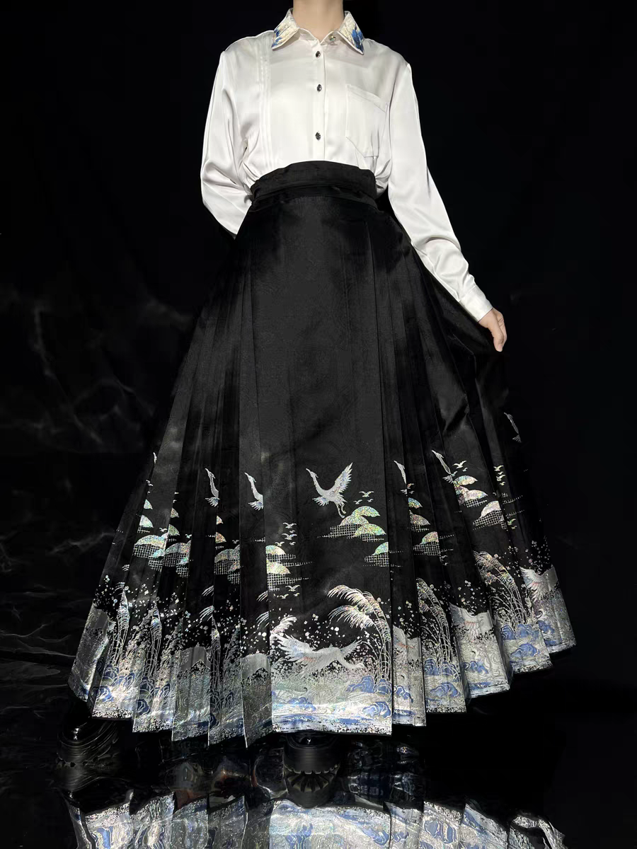 Heavy Embroidery Traditional Hanfu Mamian Skirt – Gold‑Woven Brocade (Single Skirt)