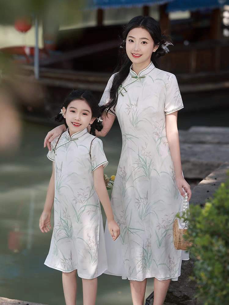 Matching mother-daughter qipao