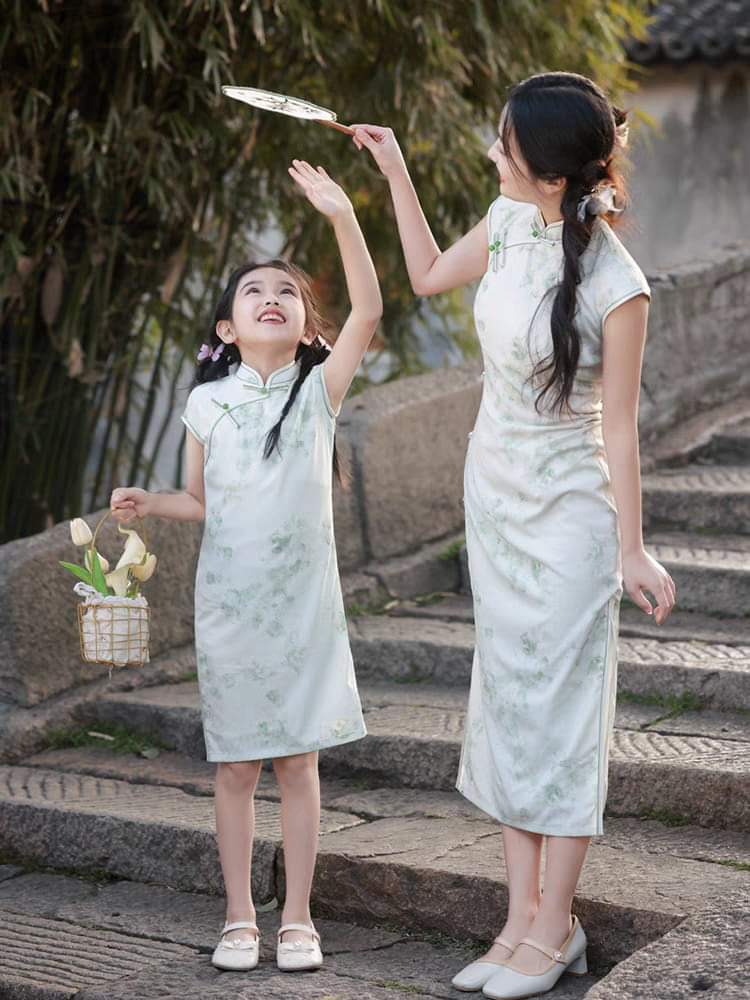 Matching mother-daughter qipao