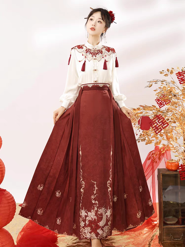New Chinese-style wedding dress, horse-face skirt, matching betrothal gifts, engagement banquet, and wedding day.